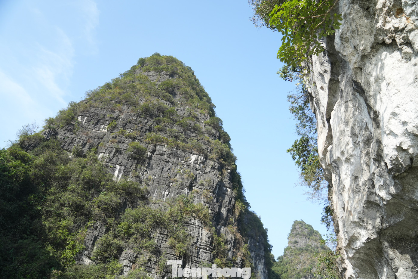 Chị Phiên cảm nhận, cảnh sắc ở đây rất đẹp, núi non và sông nước đều trong lành, các cảnh quan như một bức tranh, mỗi ngọn núi đều rất đặc biệt, đặc biệt là loại thuyền lướt trên sông. &quot;Những người bạn trẻ, tình nguyện viên ở Việt Nam rất nhiệt tình và thân thiện. Họ rất chu đáo trong quá trình phục vụ và sẽ chủ động giới thiệu một số nét văn hóa của Việt Nam cho chúng tôi, để chúng tôi có thể hiểu rõ hơn về Việt Nam&quot;, chị Phiên nói.