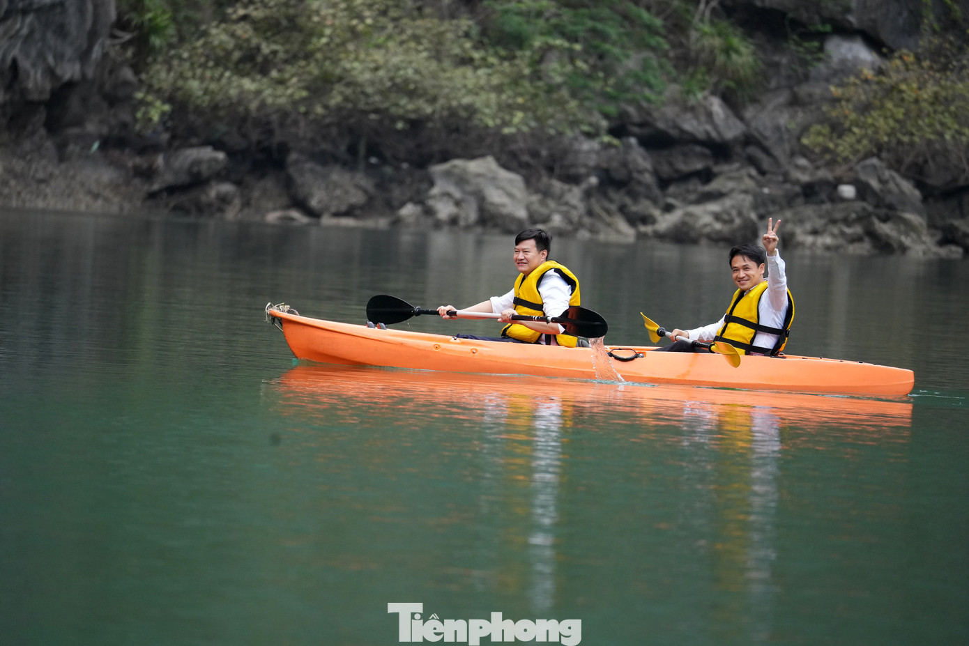 Đại biểu thanh niên Trung Quốc trải nghiệm chèo sup ở hang Luồn.