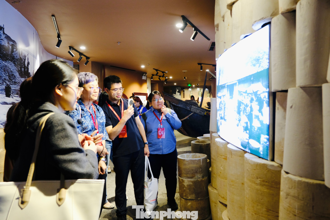 Các đại biểu tham quan không gian trưng bày các tác phẩm gốm nghệ thuật gắn liền với quá trình hình thành và phát triển của làng gốm Bát Tràng. Ảnh: Châu Linh