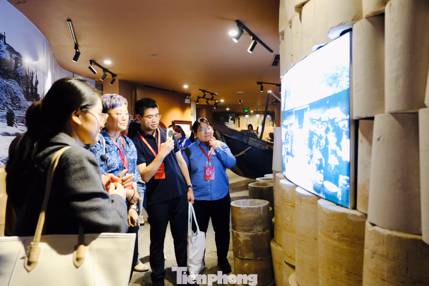 Các đại biểu tham quan không gian trưng bày các tác phẩm gốm nghệ thuật gắn liền với quá trình hình thành và phát triển của làng gốm Bát Tràng. Ảnh: Châu Linh