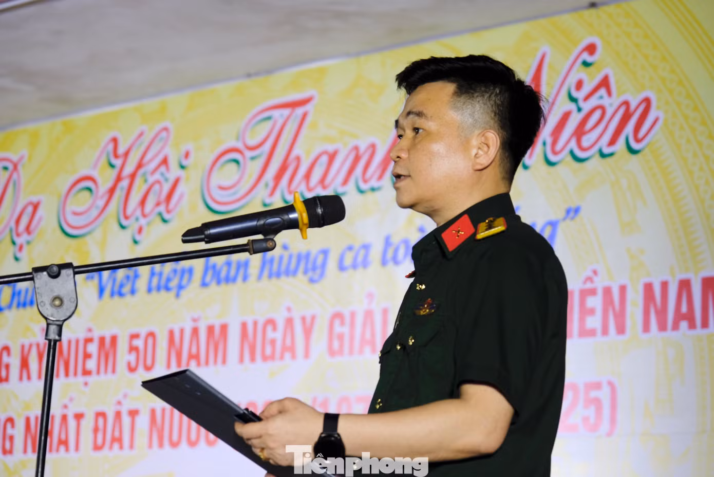 Thượng tá Vũ Quyết Thắng - Phó Chủ nhiệm Chính trị Học viện Quân y phát biểu tại chương trình. Ảnh: Châu Linh