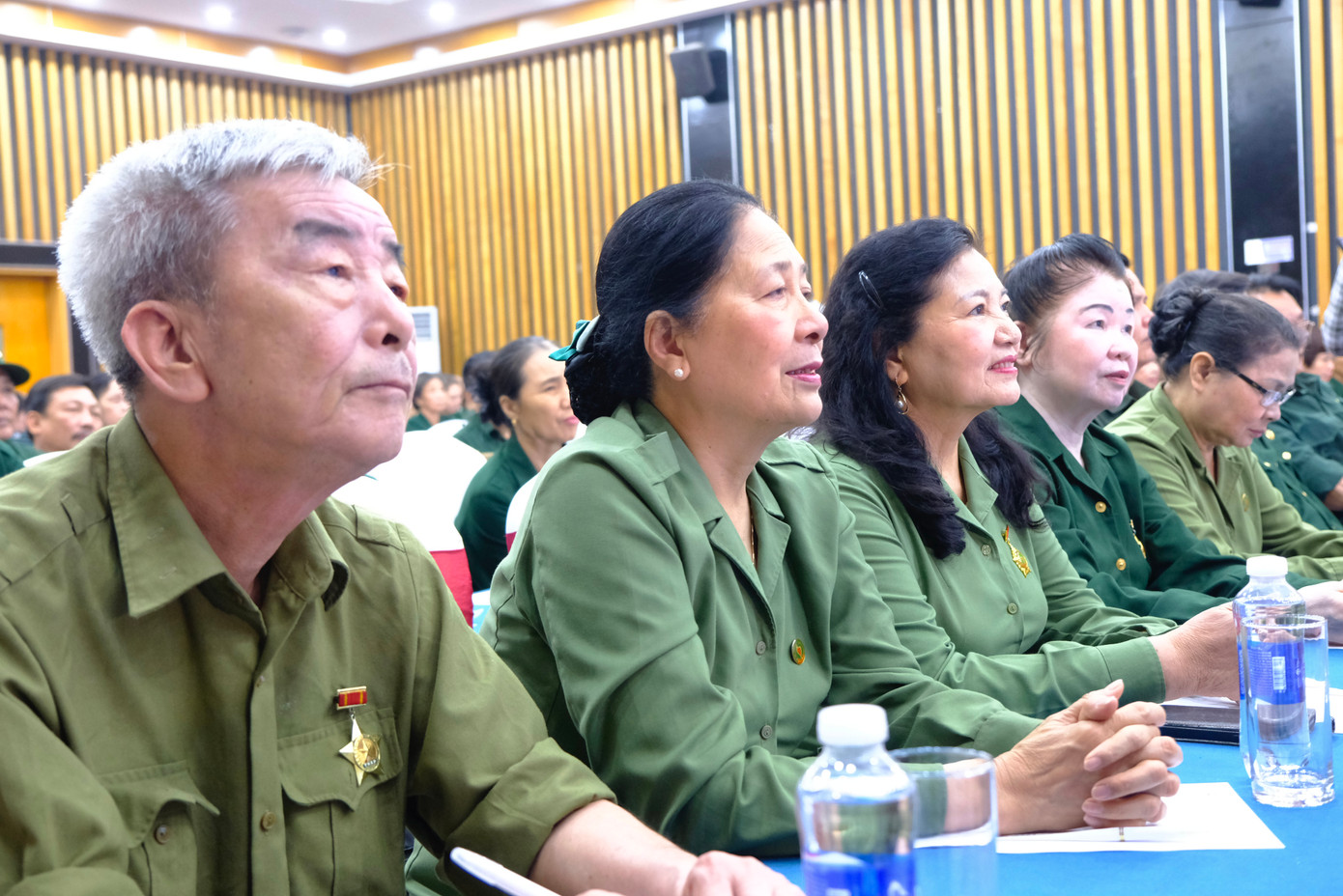 Các cựu thanh niên xung phong tham dự hội nghị.