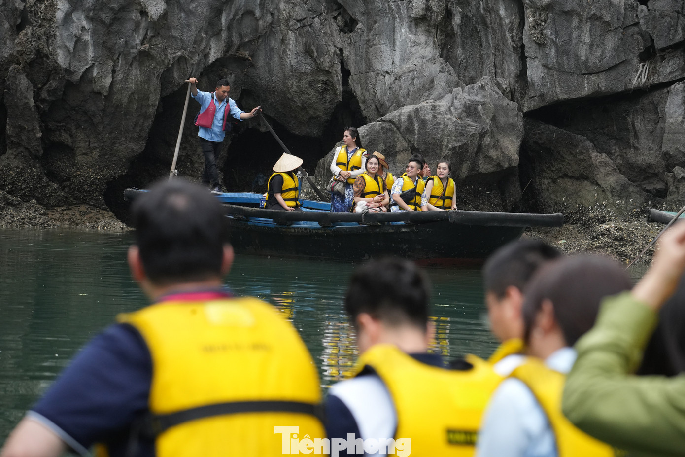 Đại biểu thanh niên Trung Quốc đã được lắng nghe, tìm hiểu về lịch sử kiến tạo địa chất đá vôi của Vịnh trải qua khoảng 500 triệu năm với những hoàn cảnh cổ địa lý rất khác nhau. Sự kết hợp của môi trường, khí hậu, địa chất, địa mạo, đã kiến tạo nên một Vịnh Hạ Long là nơi quần tụ của đa dạng sinh học, bao gồm hệ sinh thái rừng kín thường xanh mưa ẩm nhiệt đới và hệ sinh thái biển và ven bờ với nhiều tiểu hệ sinh thái.