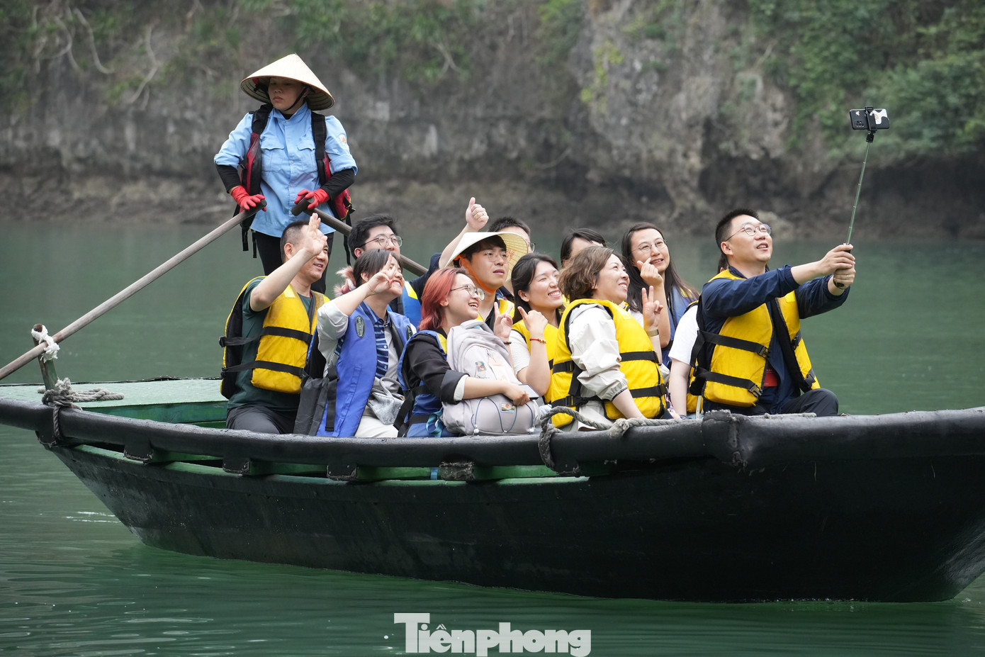 Đại biểu thanh niên Trung Quốc đã được lắng nghe, tìm hiểu về lịch sử kiến tạo địa chất đá vôi của Vịnh trải qua khoảng 500 triệu năm với những hoàn cảnh cổ địa lý rất khác nhau. Sự kết hợp của môi trường, khí hậu, địa chất, địa mạo, đã kiến tạo nên một Vịnh Hạ Long là nơi quần tụ của đa dạng sinh học, bao gồm hệ sinh thái rừng kín thường xanh mưa ẩm nhiệt đới và hệ sinh thái biển và ven bờ với nhiều tiểu hệ sinh thái.