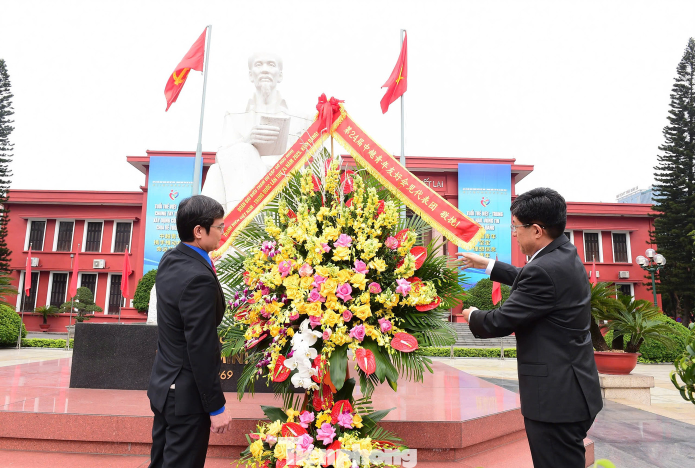 Anh Bùi Quang Huy - Ủy viên dự khuyết Ban Chấp hành Trung ương Đảng, Bí thư thứ nhất Ban Chấp hành T.Ư Đoàn TNCS Hồ Chí Minh và anh A Đông - Bí thư thứ nhất Ban Bí thư T.Ư Đoàn TNCS Trung Quốc dâng hoa tưởng nhớ Chủ tịch Hồ Chí Minh. Ảnh: Xuân Tùng
