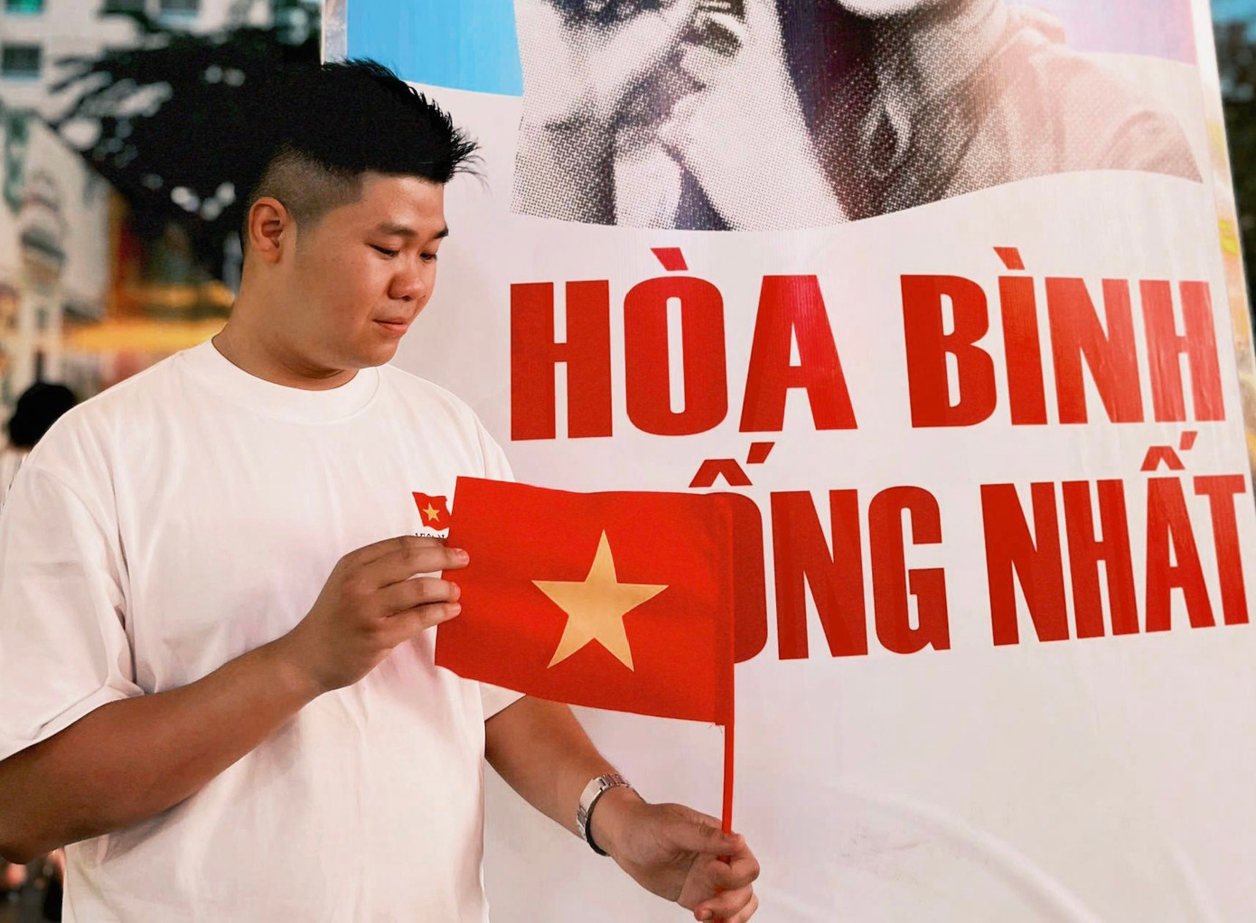 Sau nhiều năm du học, Nguyễn Hữu Thông cảm thấy tự hào khi năm nay được về nước đón ngày lễ 30/4. Ảnh: NVCC