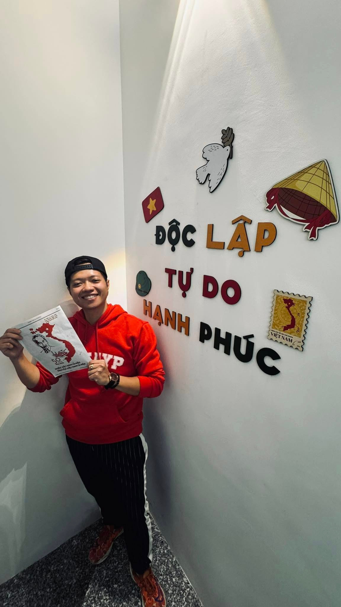 Bạn trẻ check-in tại không gian quán cà phê được trang trí cờ đỏ sao vàng dịp 30/4 để thể hiện tinh thần yêu nước. Ảnh: ChiNi