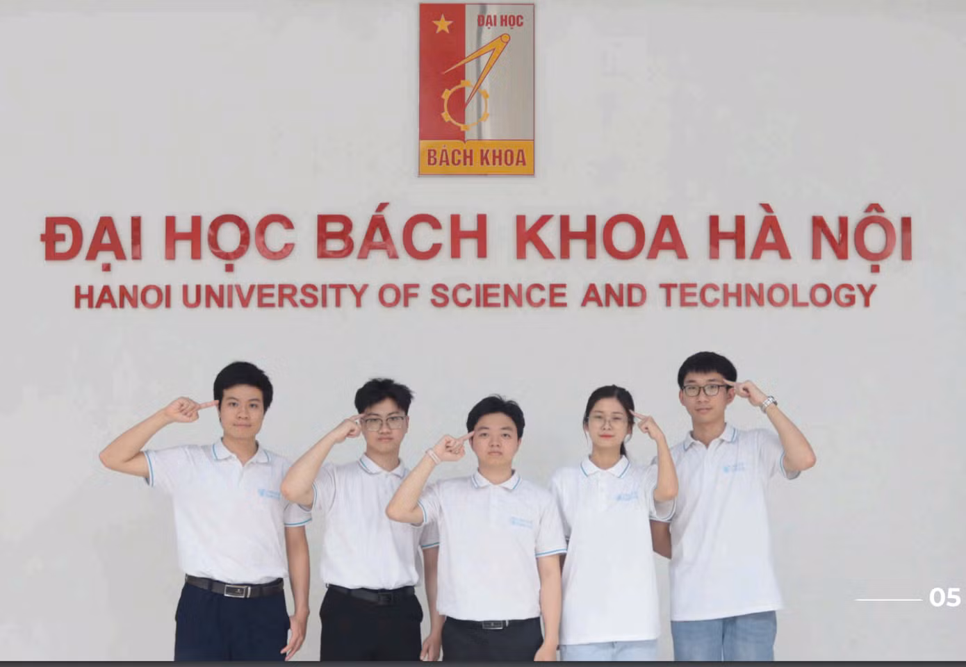 Nhóm tác giả của hệ thống giám sát và duy trì độ tỉnh táo của tài xế bằng công nghệ sóng não.