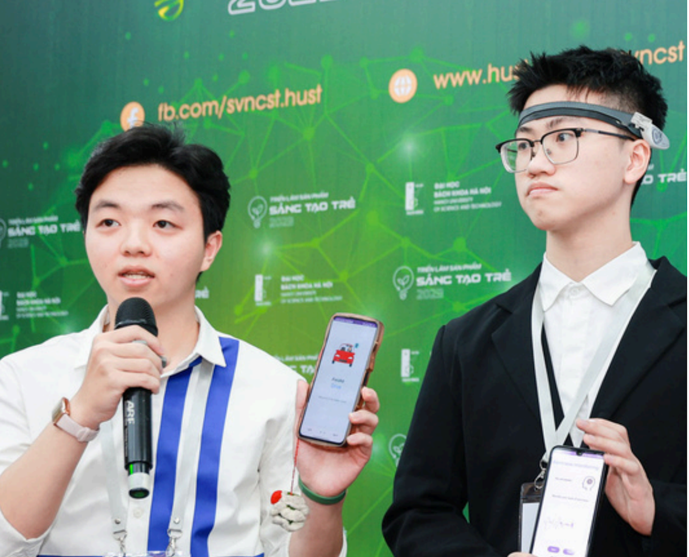 Bạn Trần Văn Lực (trái) giới thiệu về hệ thống.