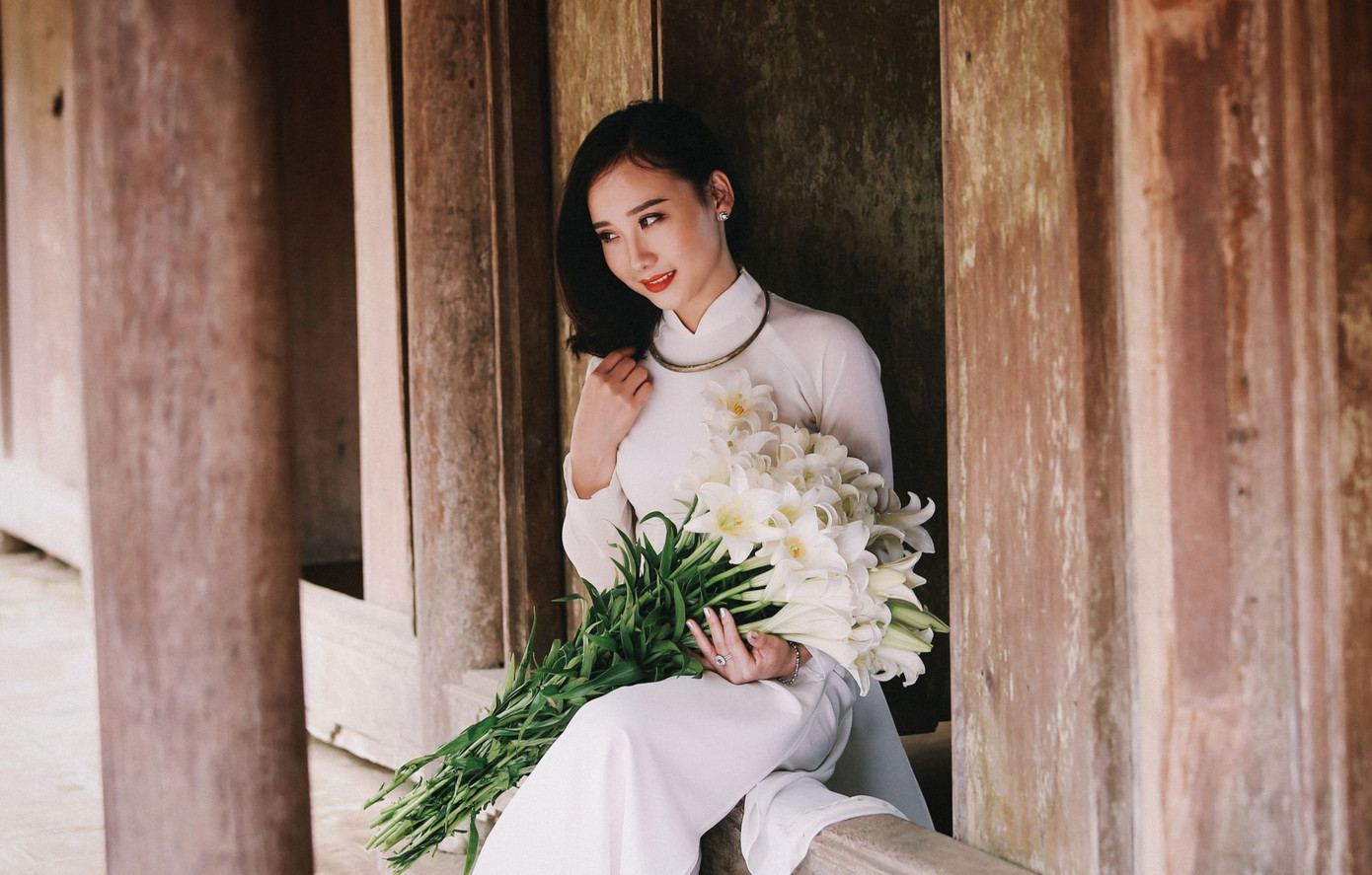 Thiếu nữ e ấp bên hoa loa kèn tháng Tư. Ảnh: Lê Hiệp