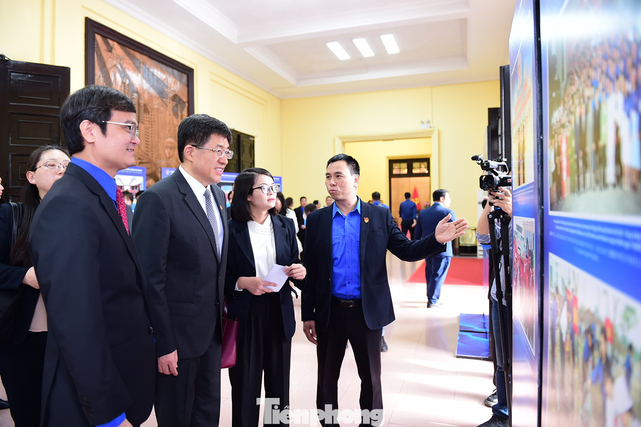 Các đại biểu tham quan triển lãm tại chương trình. Các đại biểu tham quan triển lãm tại chương trình.