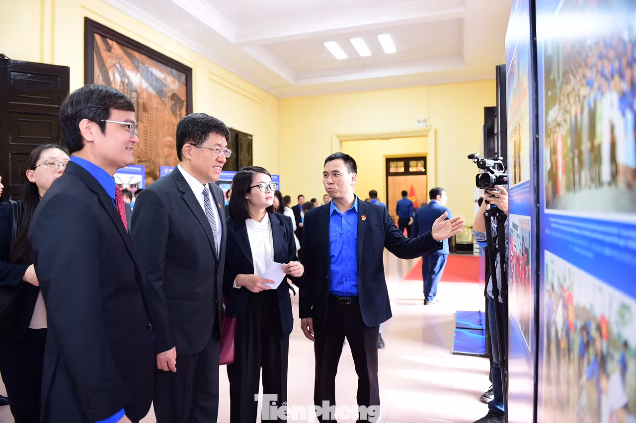 Các đại biểu tham quan triển lãm về các hoạt động giao lưu, hợp tác giữa T.Ư Đoàn và thanh thiếu nhi hai nước. Các đại biểu tham quan triển lãm về các hoạt động giao lưu, hợp tác giữa T.Ư Đoàn và thanh thiếu nhi hai nước.