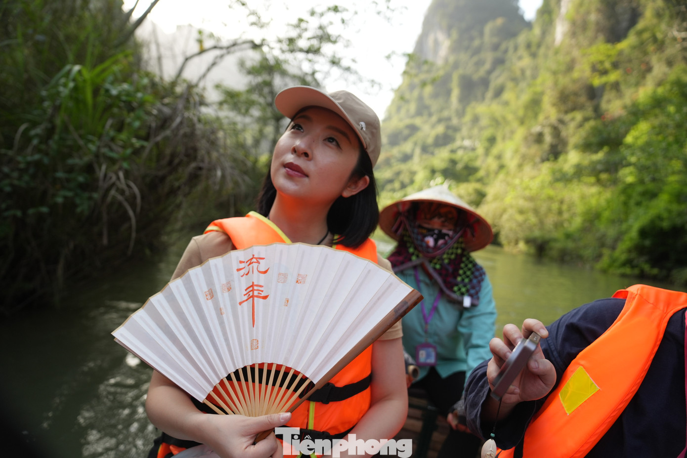 Các đại biểu thích thú chụp hình, khám phá vẻ đẹp thiên nhiên ở Quần thể danh thắng Tràng An. Nơi đây còn bao bọc khu rừng nguyên sinh đặc dụng Hoa Lư với hệ sinh thái đa dạng, phong phú, trong đó có những loài động vật quý hiếm như phượng hoàng đất, sáo, khướu, khỉ, trăn, đặc biệt là loài vượn yếm trắng, một loài có tên trong sách đỏ thế giới.