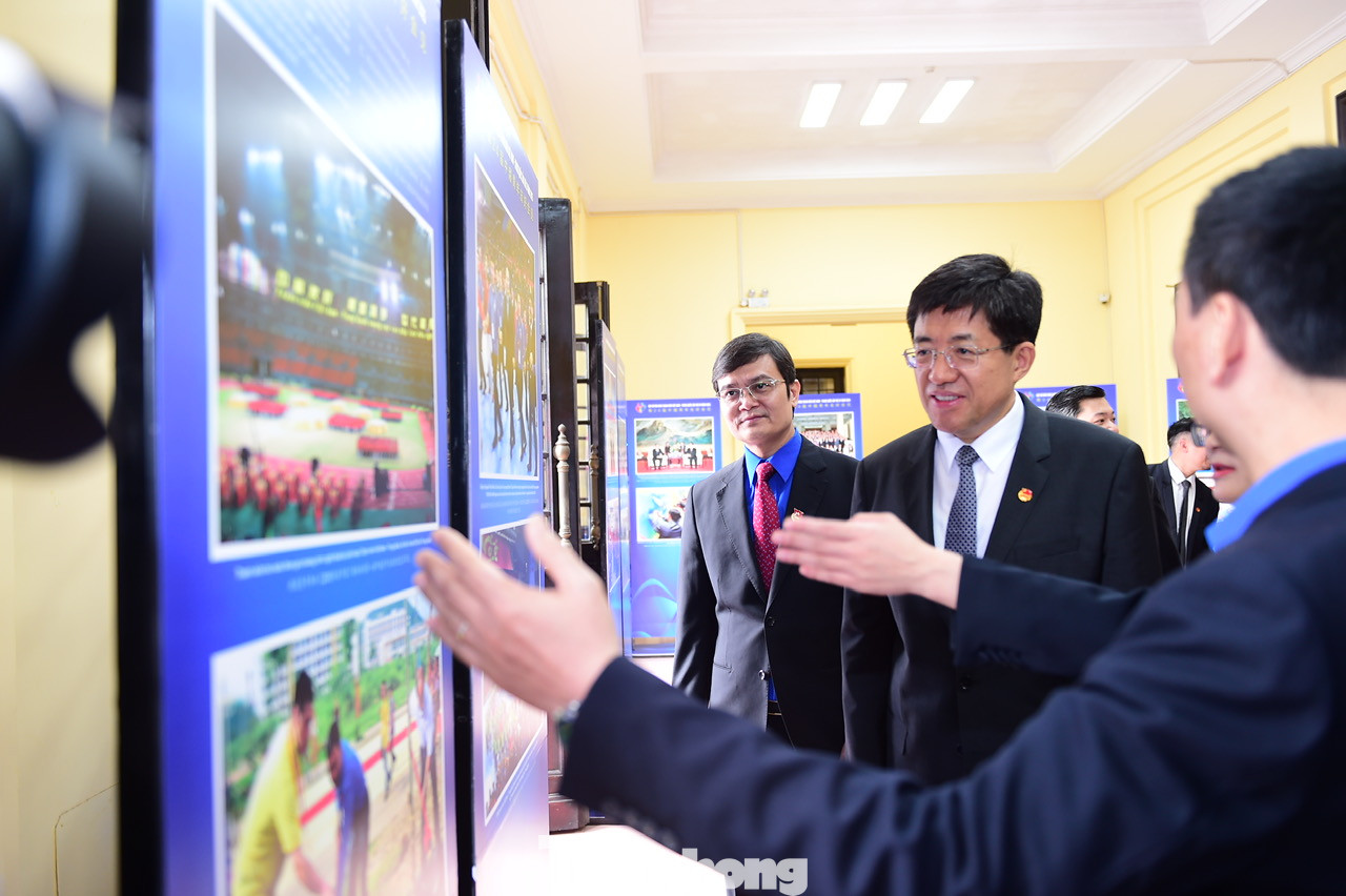 Các đại biểu tham quan triển lãm tại chương trình. Các đại biểu tham quan triển lãm tại chương trình.