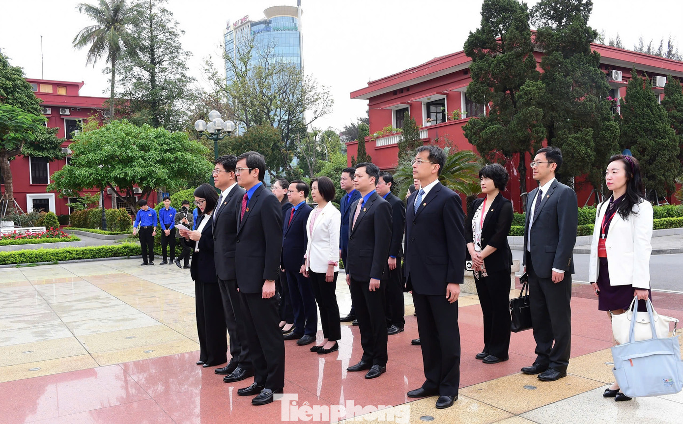 Buổi lễ là dịp để thế hệ trẻ hai nước cùng bày tỏ lòng thành kính, sự biết ơn vô hạn đối với Chủ tịch Hồ Chí Minh. Buổi lễ là dịp để thế hệ trẻ hai nước cùng bày tỏ lòng thành kính, sự biết ơn vô hạn đối với Chủ tịch Hồ Chí Minh.