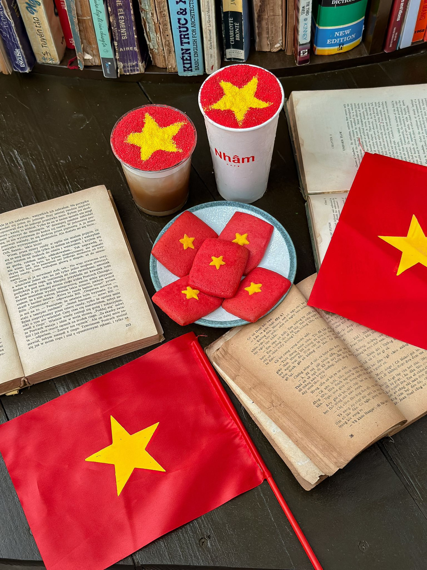 Từng chiếc bánh, ly trà còn được phủ lớp đường đỏ rực, điểm ngôi sao vàng. Ảnh: Around Vietnam