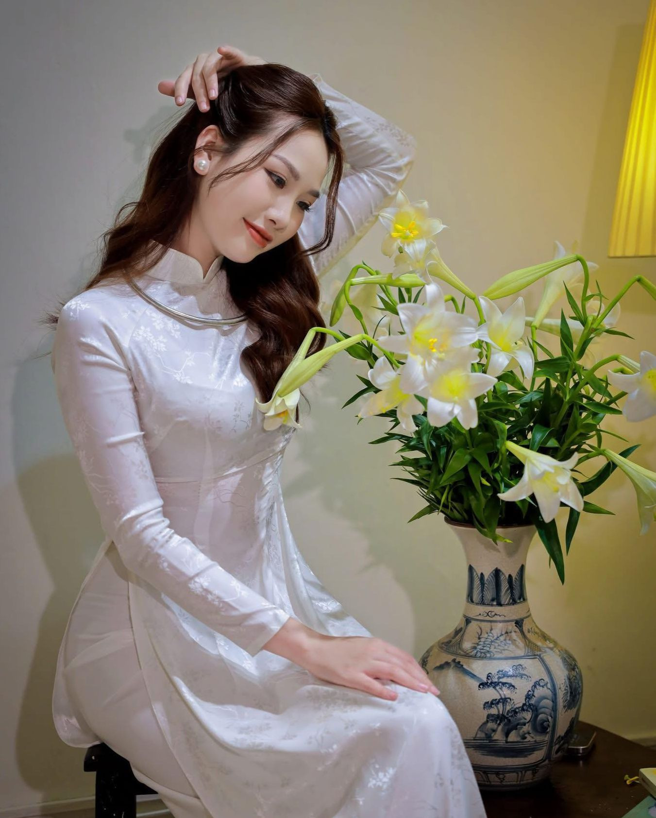 Không chỉ hiện diện trên những gánh hàng rong, hoa loa kèn còn len lỏi vào không gian của nhiều quán cà phê Hà Nội. Những ngày này, không khó để bắt gặp những bình hoa loa kèn trắng tinh khôi được đặt ngay lối vào, trên quầy bar hay nơi cửa sổ ngập nắng của các quán cà phê.... thu hút người trẻ check-in. Ảnh: Đức Toàn