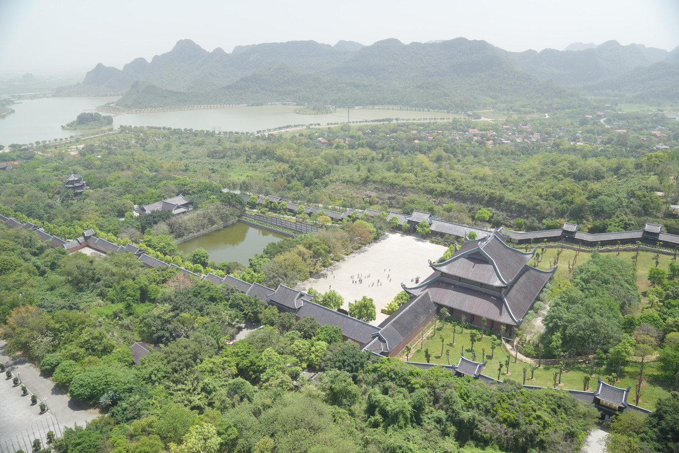 Chùa Bái Đính tọa lạc trên sườn núi, giữa thung lũng mênh mông hồ và núi đá với kiến trúc hoành tráng, đồ sộ nhưng mang đậm bản sắc truyền thống. Ảnh: Hoàng Mạnh Thắng