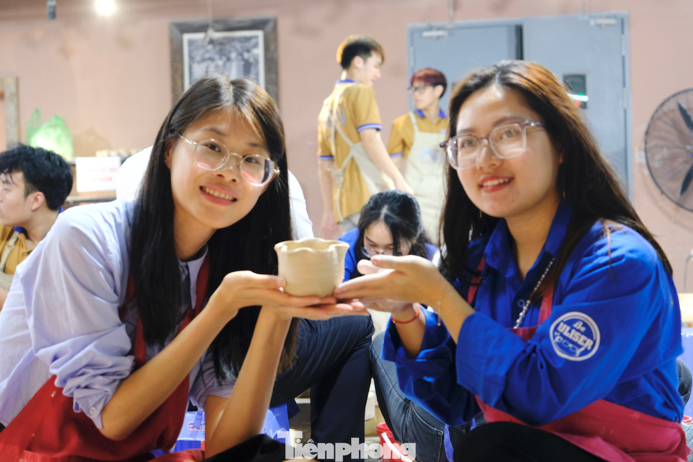 Thanh niên Trung Quốc và sinh viên tình nguyện Việt Nam cùng trải nghiệm nặn gốm.