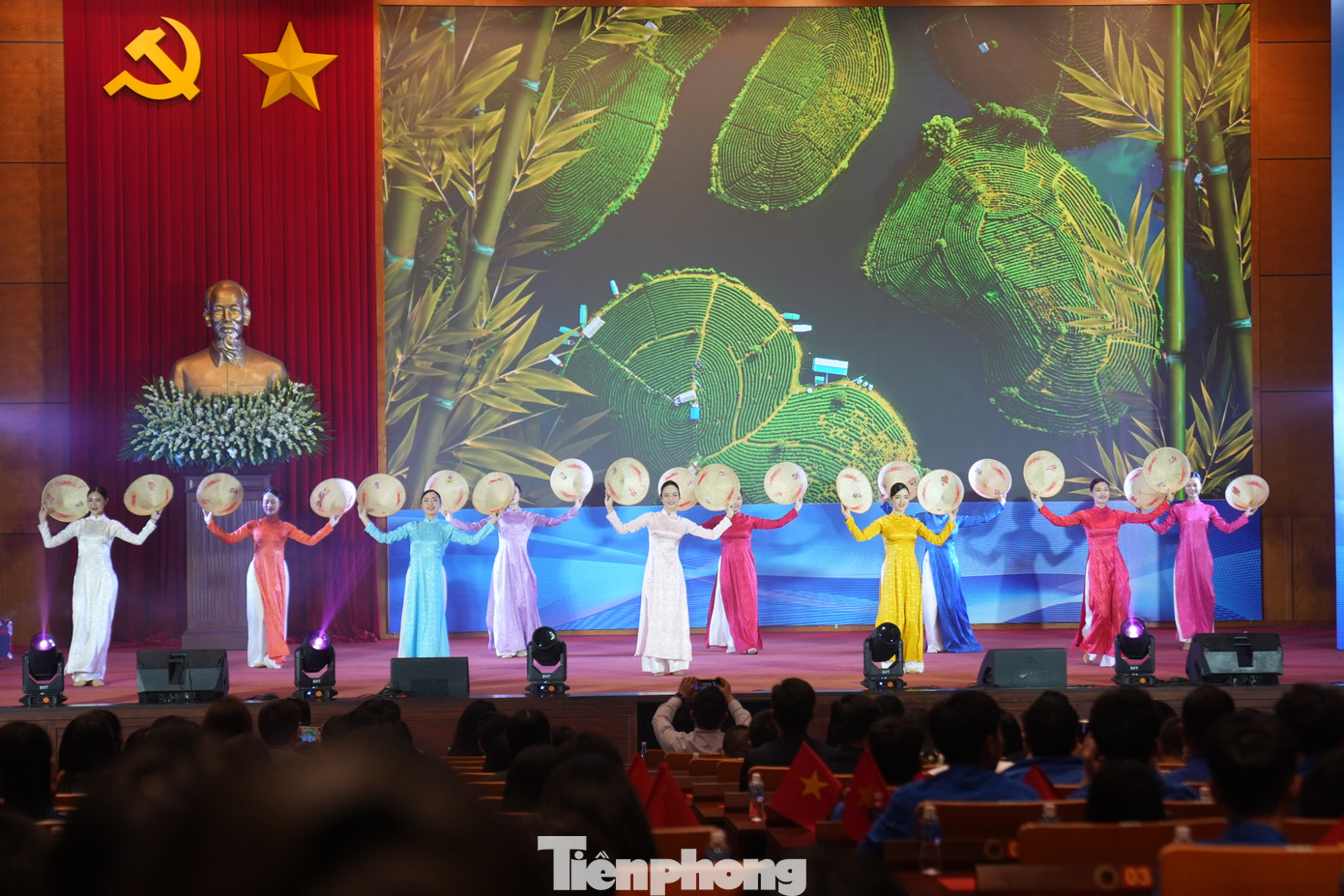 Trong khuôn khổ Lễ bế mạc, đại biểu thanh niên hai nước đã tham gia Chương trình Liên hoan văn nghệ thanh niên Việt - Trung, với các ca khúc nổi tiếng của hai nước như: Giai điệu Tổ quốc; Duyên Dáng Việt Nam; Bình thư: Tam Quốc - Tam anh chiến Lữ Bố; Múa Trung Quốc: “Hoa Mẫu Đơn”… Trong khuôn khổ Lễ bế mạc, đại biểu thanh niên hai nước đã tham gia Chương trình Liên hoan văn nghệ thanh niên Việt - Trung, với các ca khúc nổi tiếng của hai nước như: Giai điệu Tổ quốc; Duyên Dáng Việt Nam; Bình thư: Tam Quốc - Tam anh chiến Lữ Bố; Múa Trung Quốc: “Hoa Mẫu Đơn”…