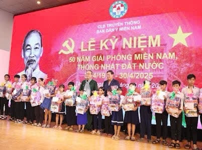 Nhiều phần quà, học bổng ý nghĩa được trao tặng cho các học sinh, gia đình đồng bào dân tộc vùng căn cứ kháng chiến.