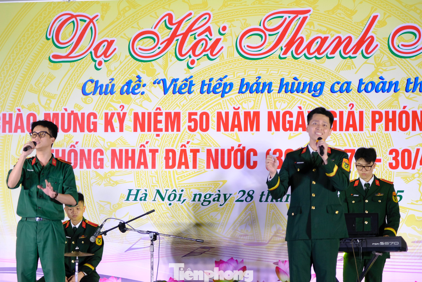 Học viên Học viện Quân y cùng các đoàn viên, thanh niên của các đơn vị kết nghĩa rất đa tài, thực hiện nhiều ca khúc cách mạng như Viết tiếp câu chuyện hòa bình; Chiếc khăn piêu; Đường lên phía trước...