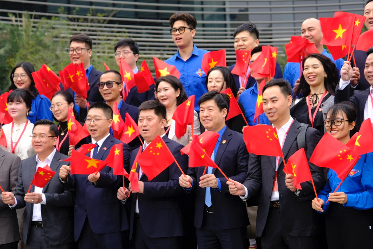 Thanh niên Việt Nam - Trung Quốc vững vàng lý tưởng, tiếp tục là cầu nối hữu nghị, cùng chung tay phát triển. Ảnh: Châu Linh Thanh niên Việt Nam - Trung Quốc vững vàng lý tưởng, tiếp tục là cầu nối hữu nghị, cùng chung tay phát triển. Ảnh: Châu Linh