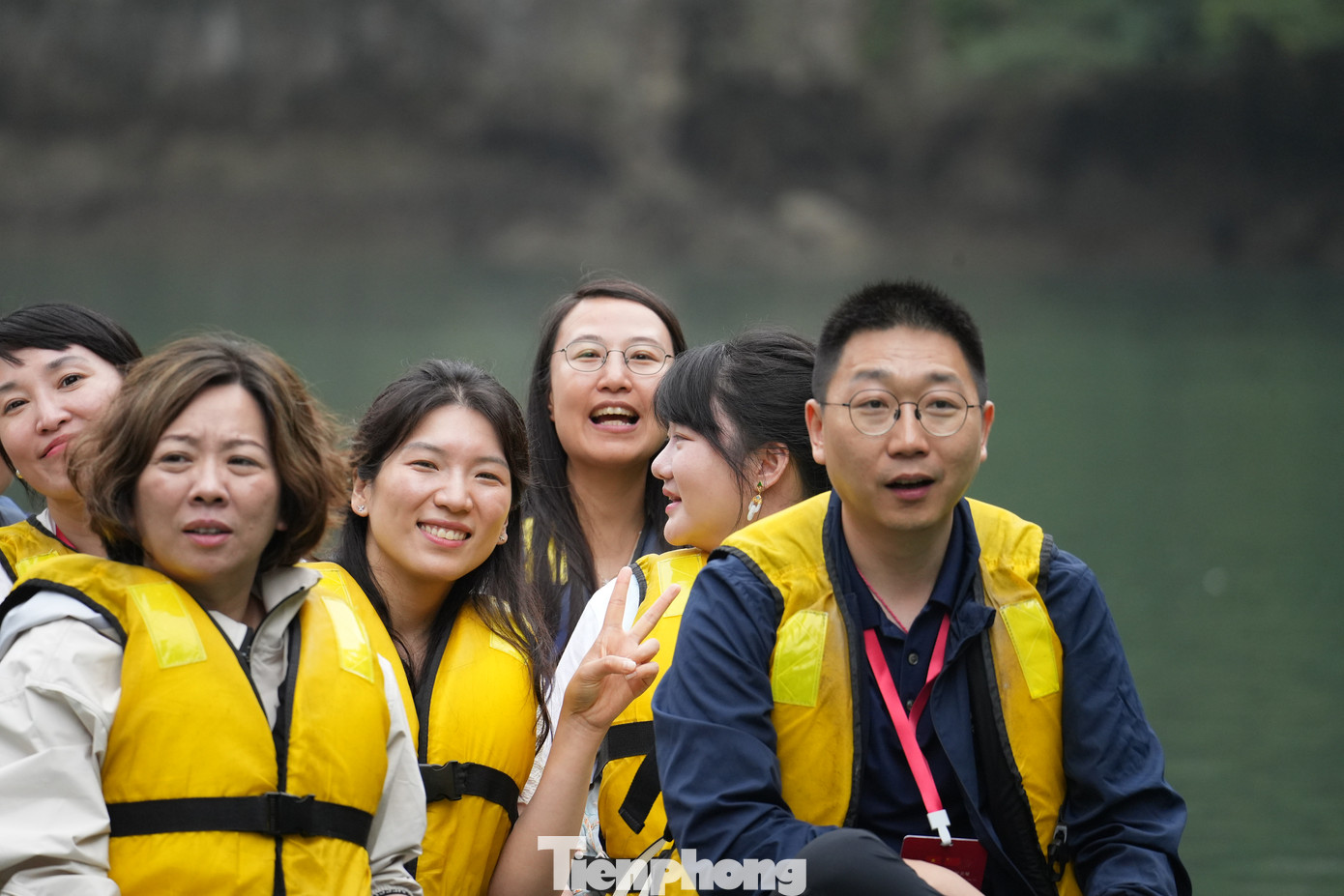 Đại biểu thanh niên Trung Quốc đã được lắng nghe, tìm hiểu về lịch sử kiến tạo địa chất đá vôi của Vịnh trải qua khoảng 500 triệu năm với những hoàn cảnh cổ địa lý rất khác nhau. Sự kết hợp của môi trường, khí hậu, địa chất, địa mạo, đã kiến tạo nên một Vịnh Hạ Long là nơi quần tụ của đa dạng sinh học, bao gồm hệ sinh thái rừng kín thường xanh mưa ẩm nhiệt đới và hệ sinh thái biển và ven bờ với nhiều tiểu hệ sinh thái.