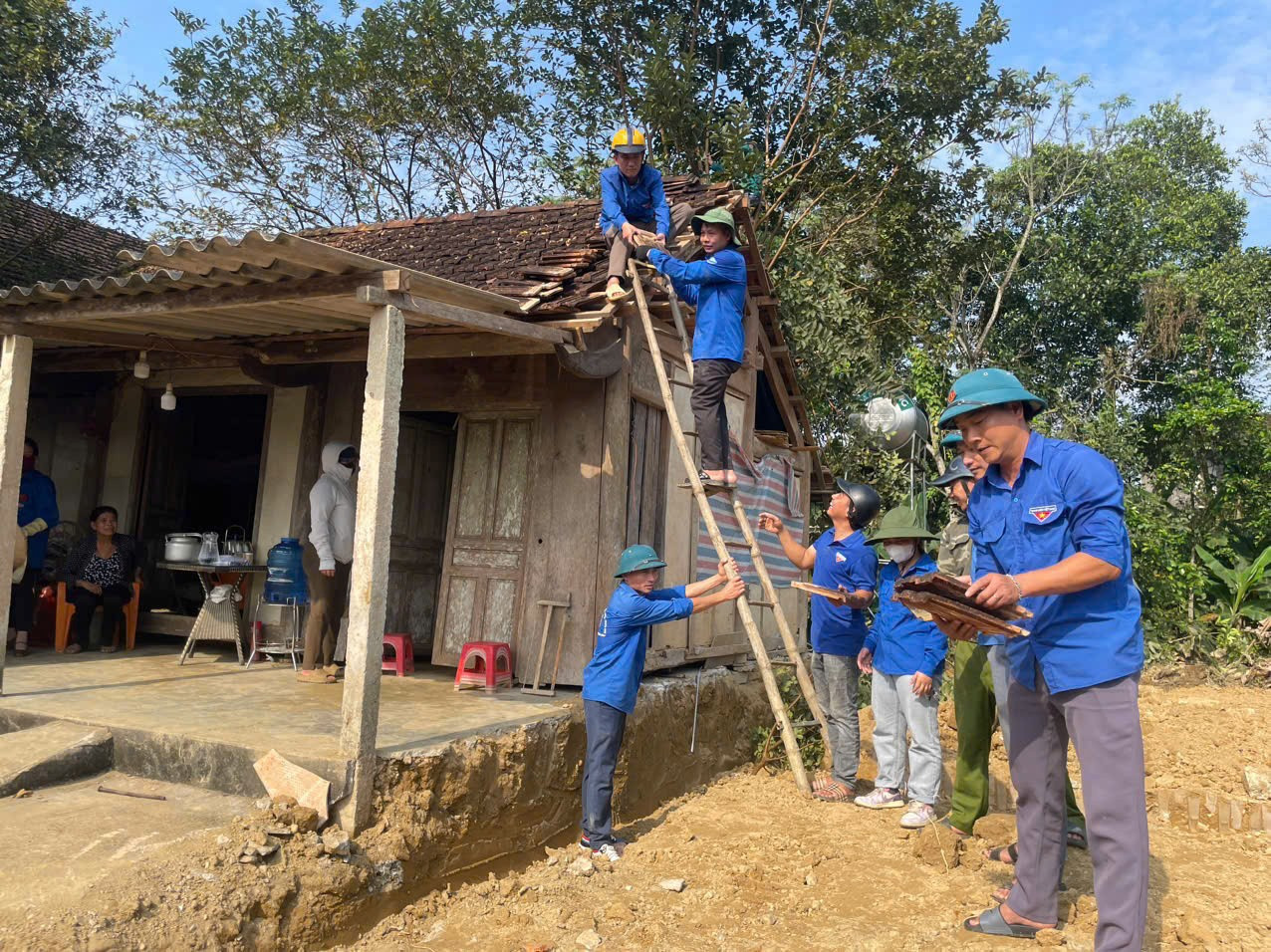 Các hoạt động hỗ trợ xóa nhà tạm, dột nát đang tiếp tục được tuổi trẻ toàn huyện Hương Khê, tỉnh Hà Tĩnh tập trung triển khai tích cực. Ảnh: Hoài Nam