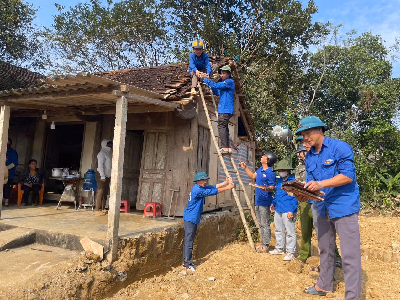 Các hoạt động hỗ trợ xóa nhà tạm, dột nát đang tiếp tục được tuổi trẻ toàn huyện Hương Khê, tỉnh Hà Tĩnh tập trung triển khai tích cực. Ảnh: Hoài Nam