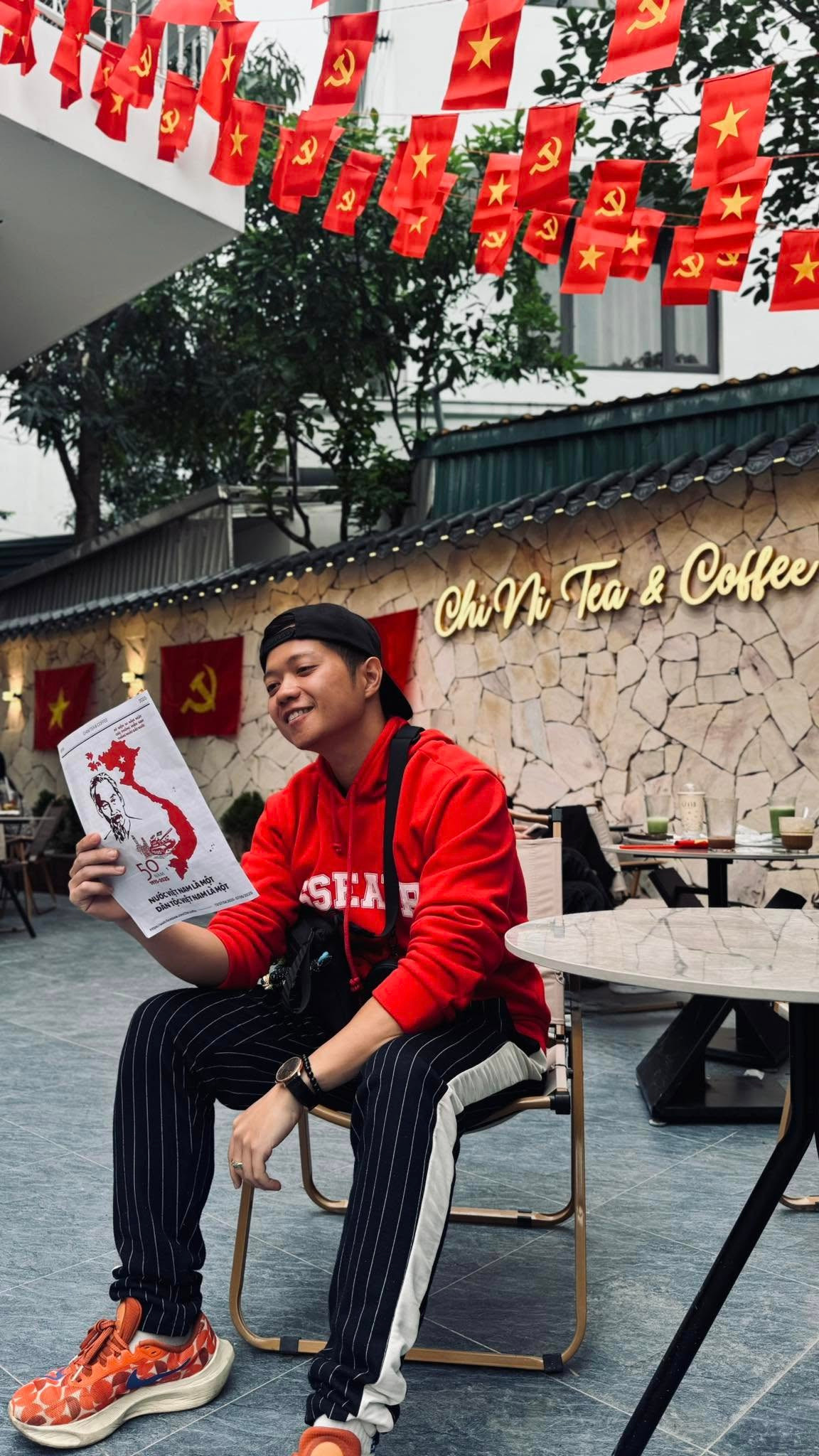 Bạn trẻ check-in tại không gian quán cà phê được trang trí cờ đỏ sao vàng dịp 30/4 để thể hiện tinh thần yêu nước. Ảnh: ChiNi