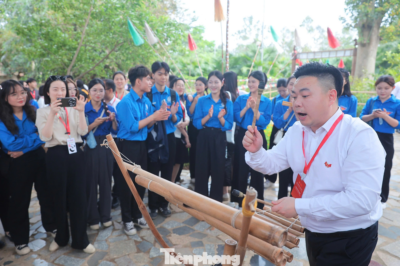 Thanh niên Trung Quốc giao lưu văn hóa, thưởng thức cà phê Buôn Ma Thuột tại Việt Nam. Thanh niên Trung Quốc giao lưu văn hóa, thưởng thức cà phê Buôn Ma Thuột tại Việt Nam.