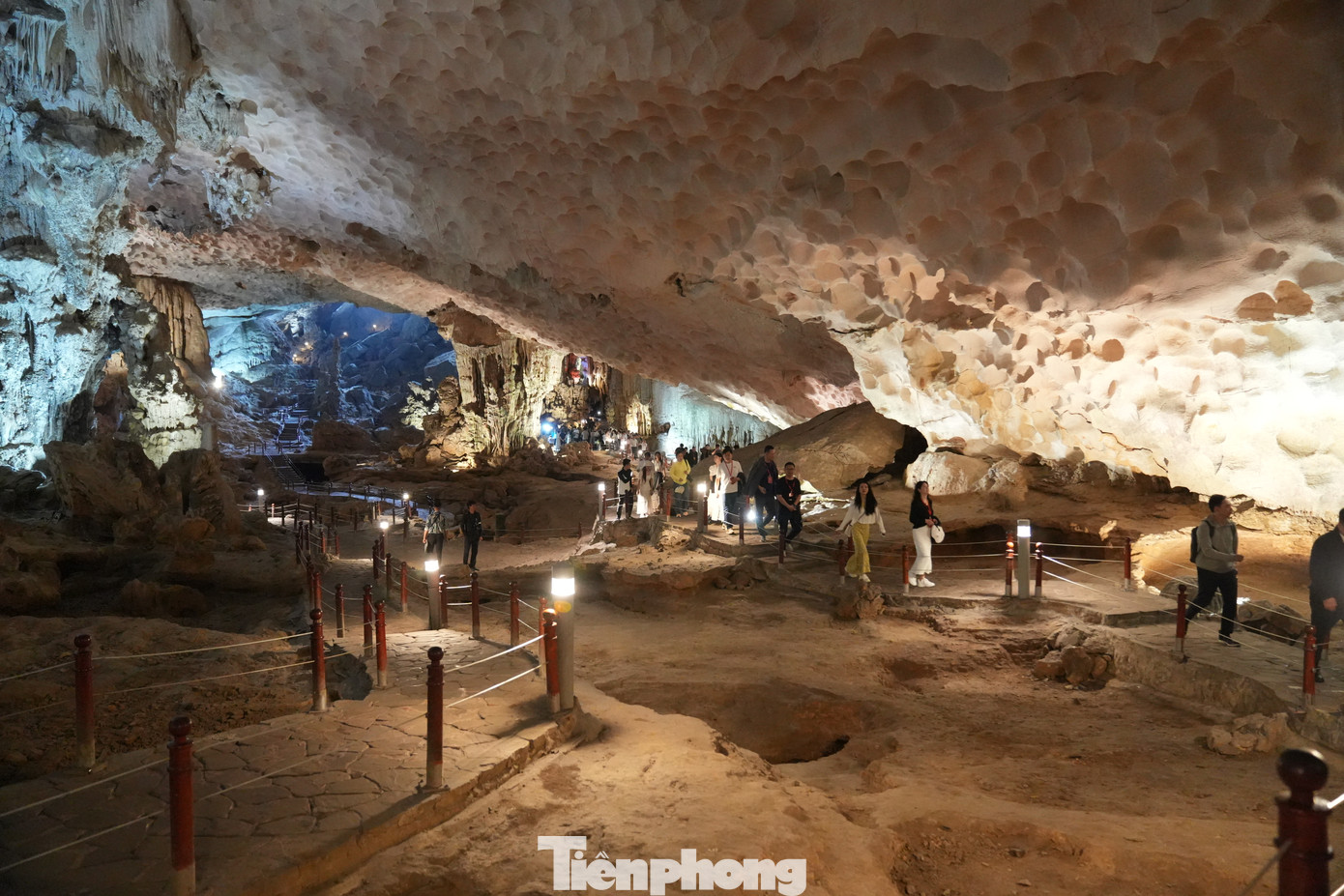 Đại biểu tham quan hang Sửng Sốt, nằm trên đảo Bồ Hòn ở trung tâm Vịnh Hạ Long. Đây là một hang động rộng và đẹp vào bậc nhất của vịnh Hạ Long nằm ở vùng trung tâm du lịch của vịnh với hệ thống trong tuyến du lịch bao gồm bãi tắm Ti Tốp - hang Bồ Nâu - động Mê Cung - hang Luồn - hang Sửng Sốt.