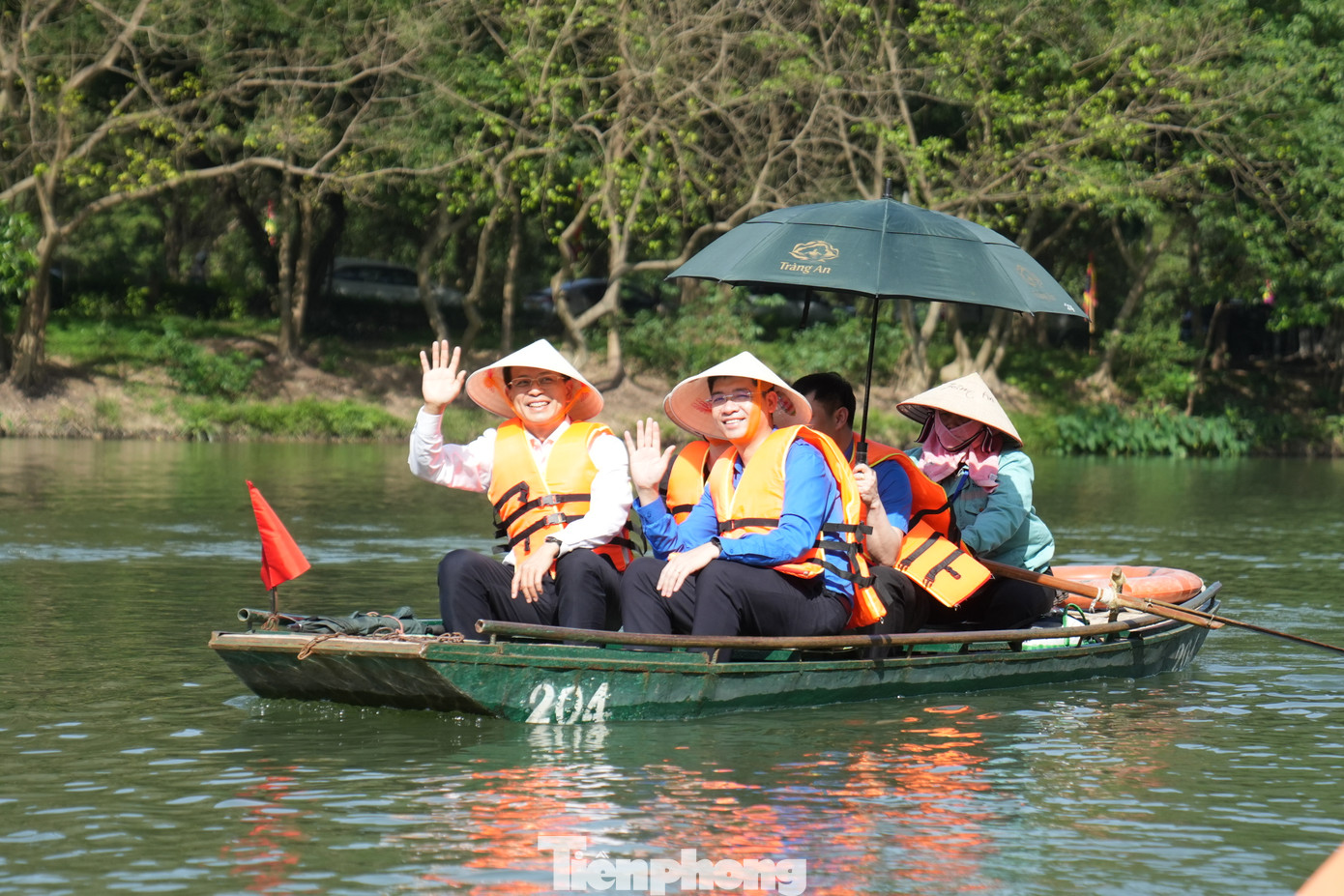 Anh Cù Đức Quân - Phó Chánh Văn phòng T.Ư Đoàn dẫn đoàn đại biểu Trung Quốc tham quan danh thắng Tràng An.