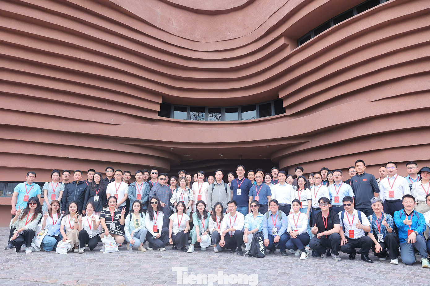 Hoạt động tham quan, trải nghiệm tại Bảo tàng gốm Bát Tràng là một hoạt động văn hóa ý nghĩa trong khuôn khổ chương trình Gặp gỡ hữu nghị thanh niên Việt Nam - Trung Quốc.