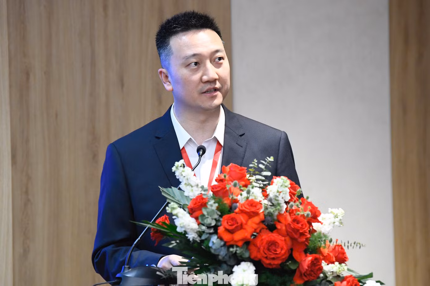 Anh Dư Trương Đĩnh - Bí thư Quận Đoàn Sa Bình Bá, thành phố Trùng Khánh tham luận tại tọa đàm.