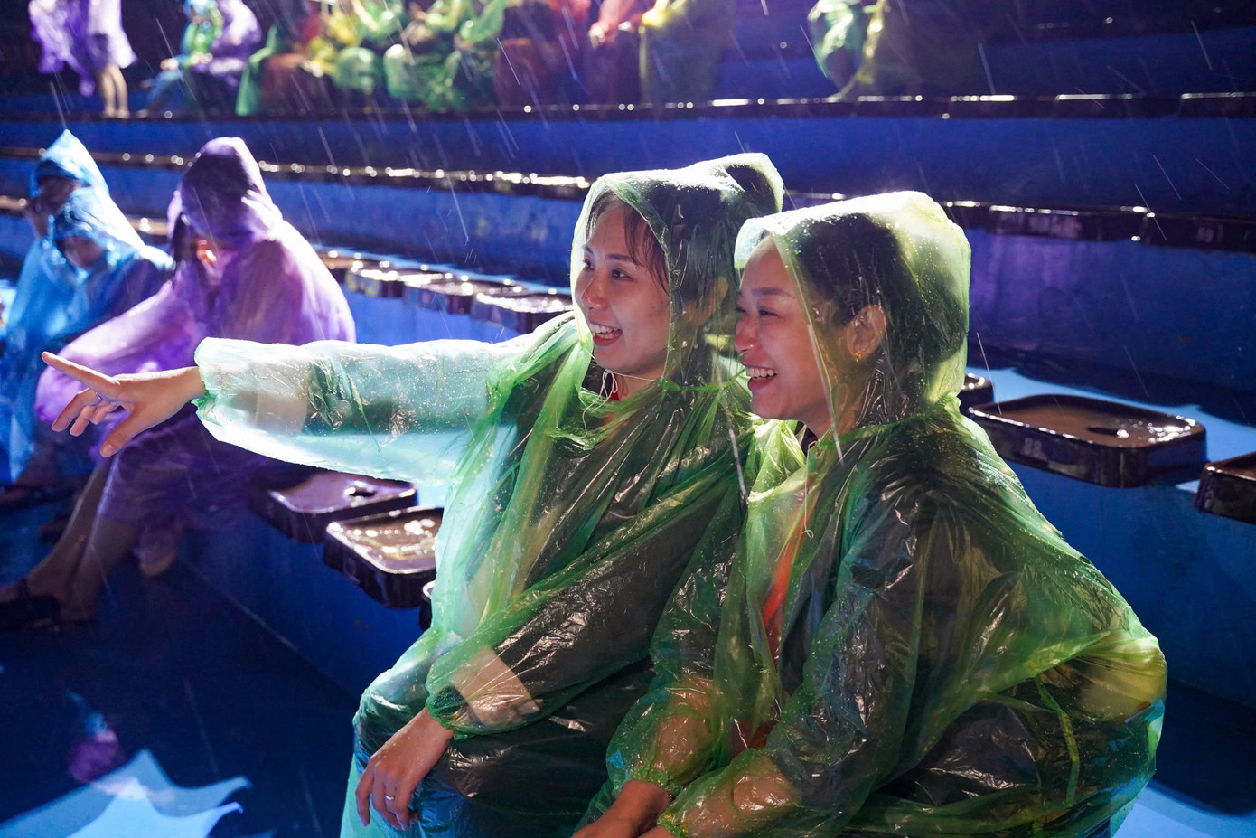 Đại biểu thanh niên Trung Quốc "đội mưa" hào hứng xem show diễn thực cảnh Tinh hoa Bắc Bộ. Bằng hình thức thể hiện đương đại, với hơn 200 diễn viên tham gia trên một sân khấu tương tác kết hợp với công nghệ hiện đại, show diễn đã mang đến trải nghiệm đặc biệt với các đại biểu thanh niên Trung Quốc, giúp người xem khám phá lịch sử và văn hóa của Bắc Bộ. Đại biểu thanh niên Trung Quốc "đội mưa" hào hứng xem show diễn thực cảnh Tinh hoa Bắc Bộ. Bằng hình thức thể hiện đương đại, với hơn 200 diễn viên tham gia trên một sân khấu tương tác kết hợp với công nghệ hiện đại, show diễn đã mang đến trải nghiệm đặc biệt với các đại biểu thanh niên Trung Quốc, giúp người xem khám phá lịch sử và văn hóa của Bắc Bộ.