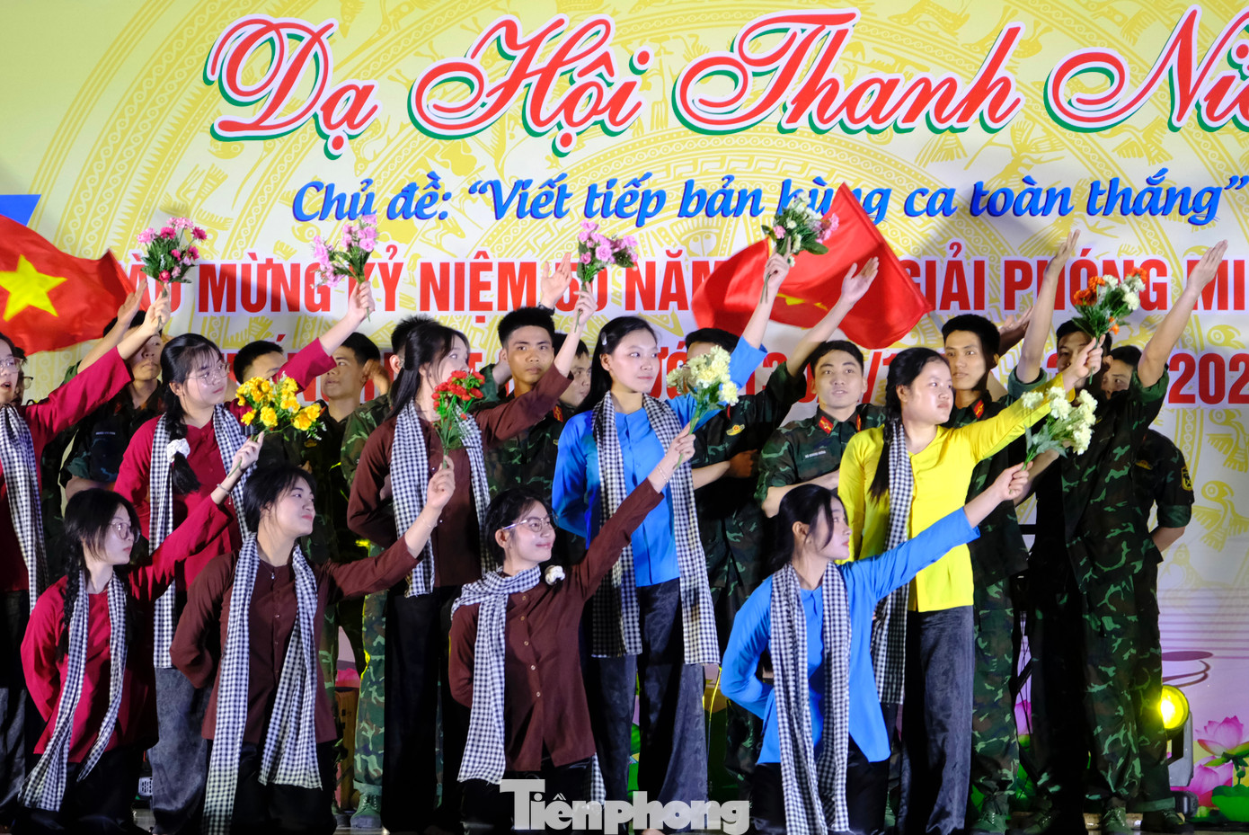 Ca khúc Đất nước trọn niềm vui một lần nữa được thể hiện bởi những học viên mang trong mình sức trẻ nguyện viết tiếp bản hùng ca toàn thắng.