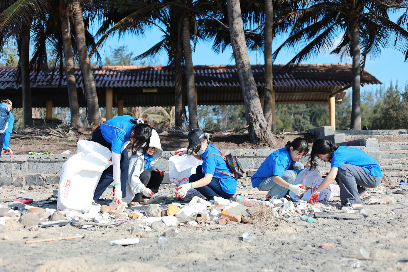 Tình nguyện viên trên cả nước đã "hô biến” hàng trăm bãi rác tự phát dọc khắp 63 tỉnh thành và các đảo trở nên sạch sẽ.