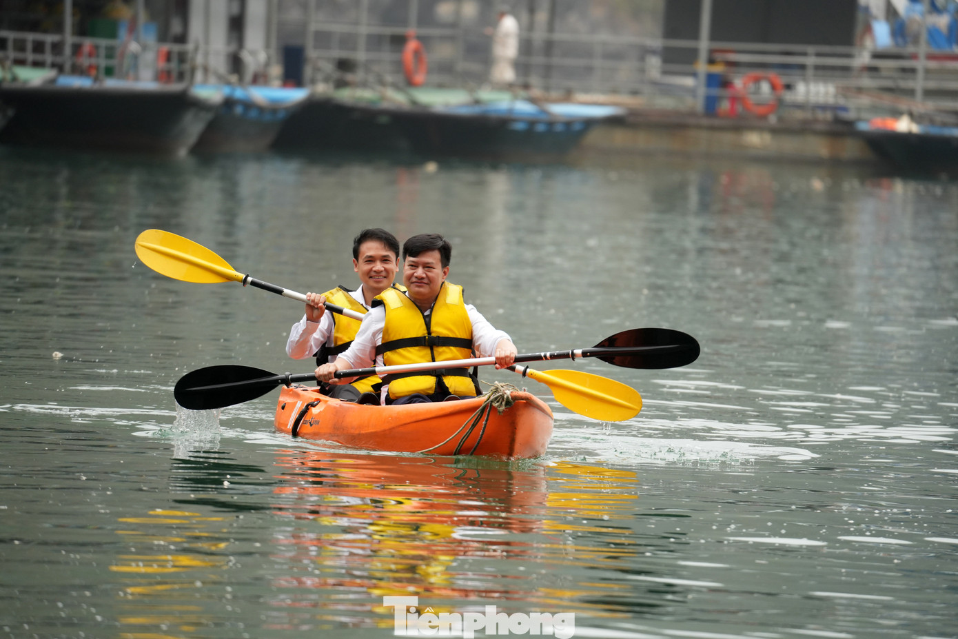 Đại biểu thanh niên Trung Quốc trải nghiệm chèo sup ở hang Luồn.