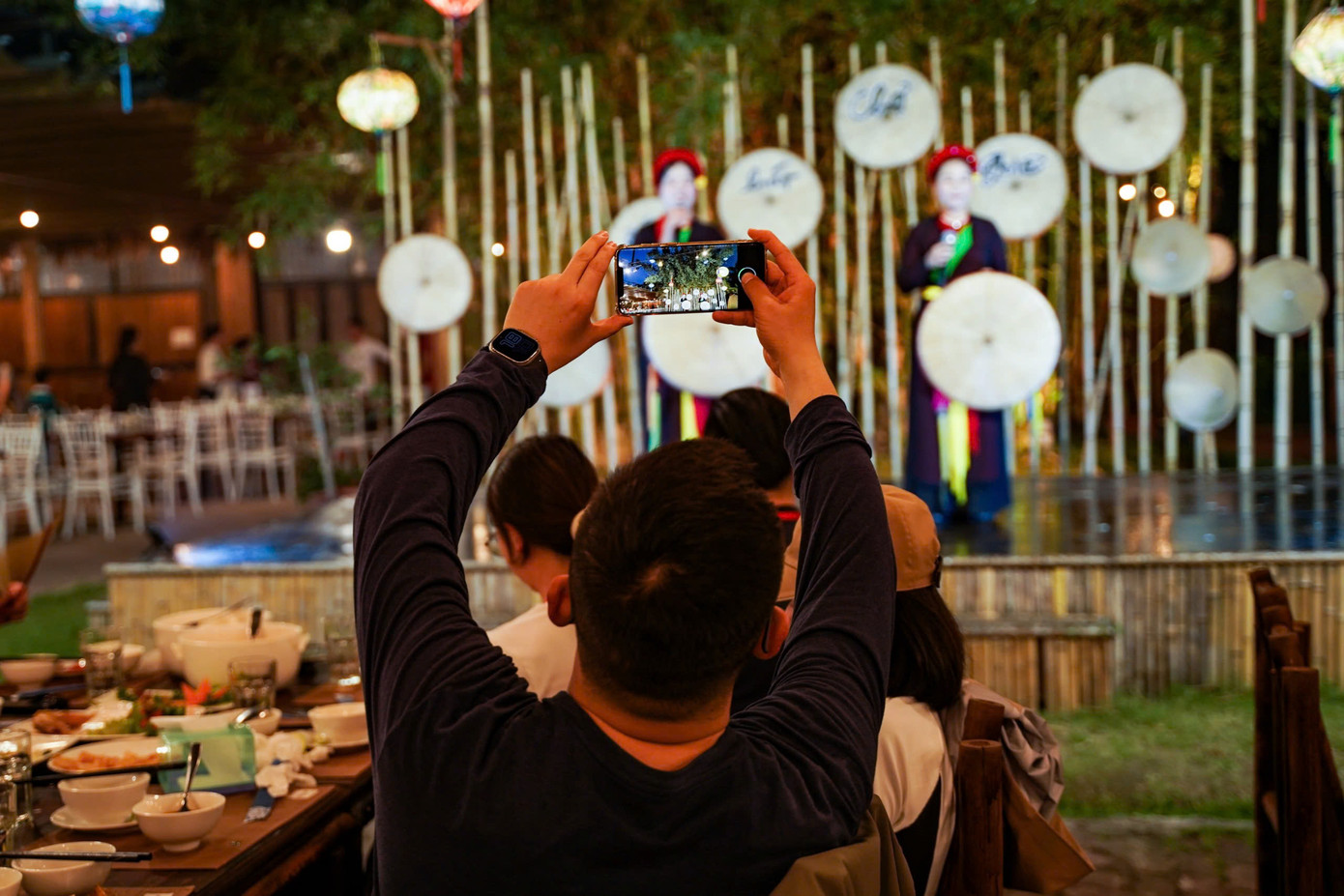 Đại biểu thanh niên Trung Quốc trải nghiệm ẩm thực, các món ăn truyền thống của Việt Nam và dân ca quan họ Bắc Ninh. Đại biểu thanh niên Trung Quốc trải nghiệm ẩm thực, các món ăn truyền thống của Việt Nam và dân ca quan họ Bắc Ninh.