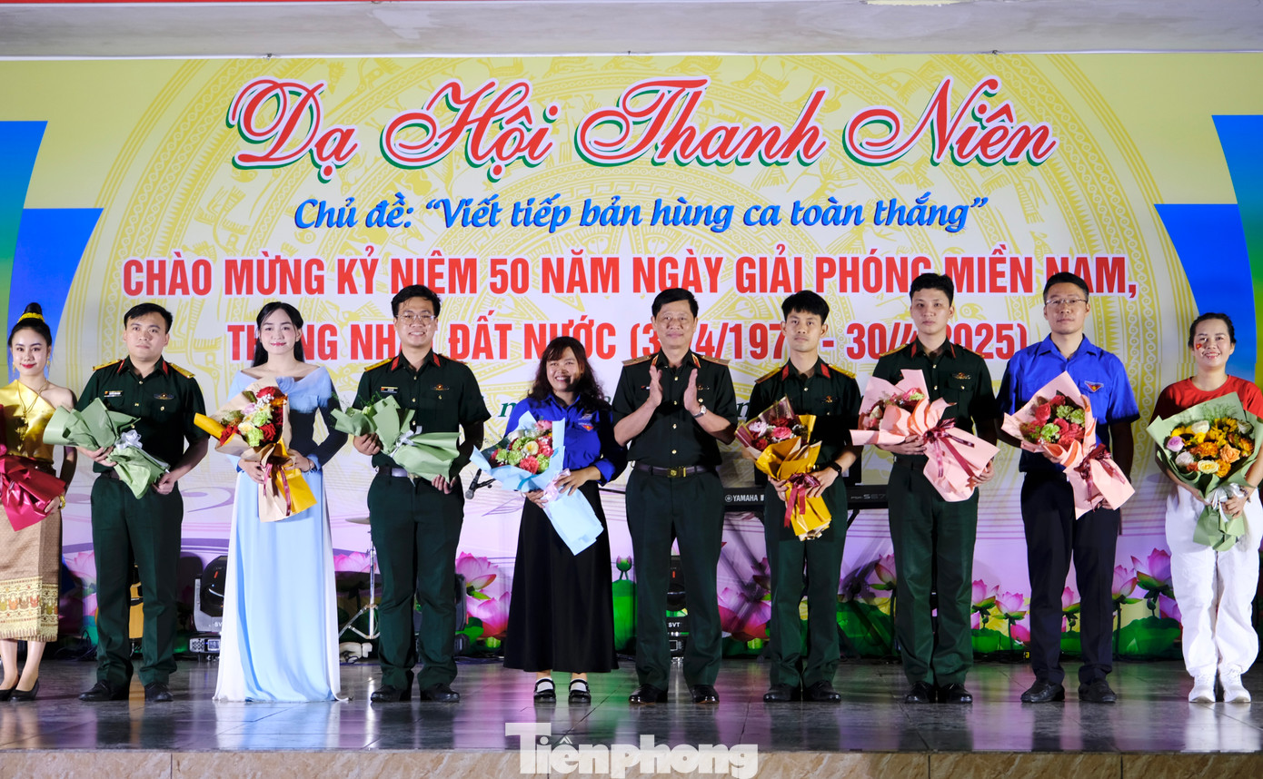 Lãnh đạo Học viện Quân y tặng hoa cho các đơn vị trong và ngoài học viện.