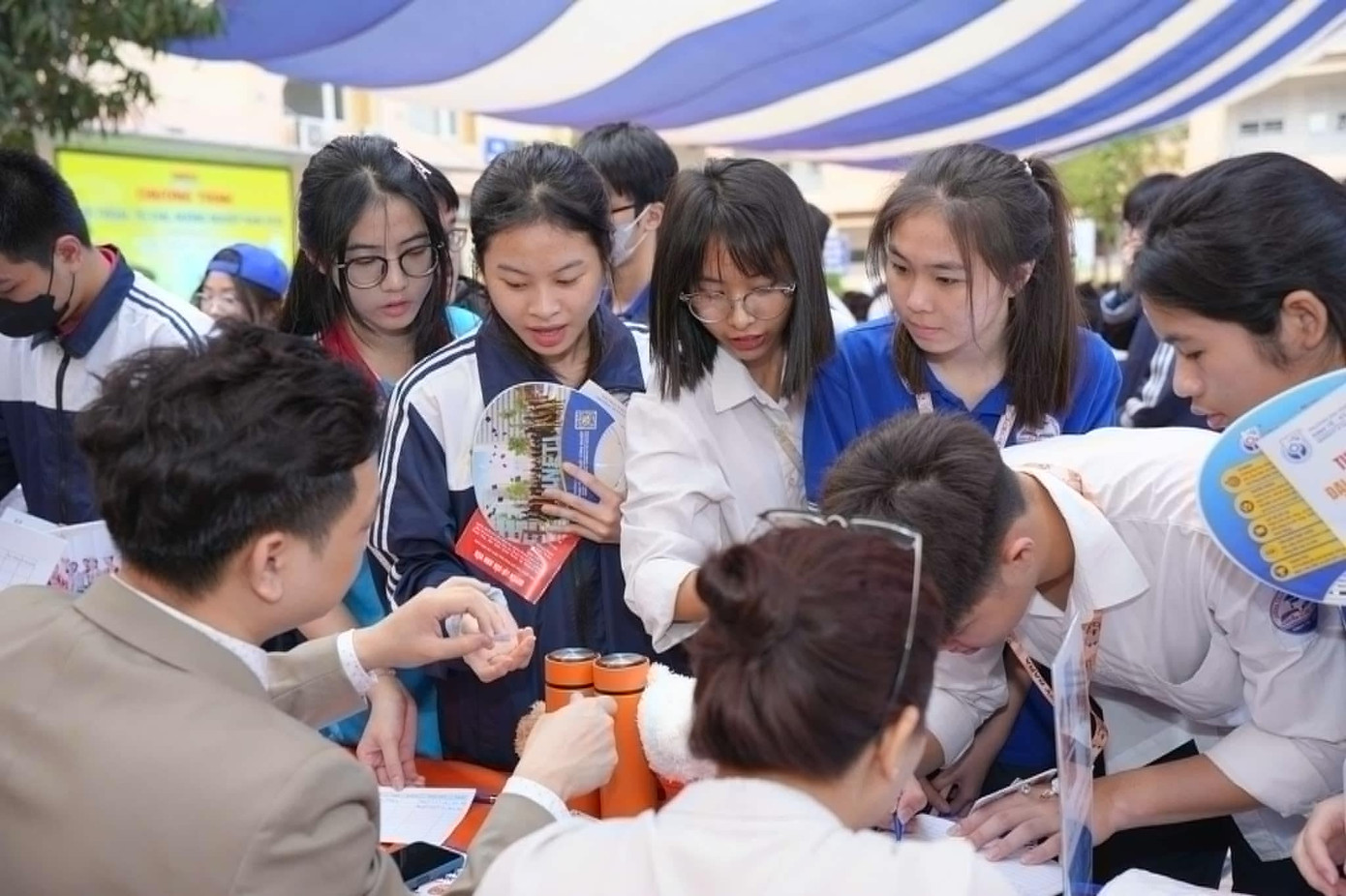 Học sinh tham gia gian hàng tư vấn hướng nghiệp tại chương trình.