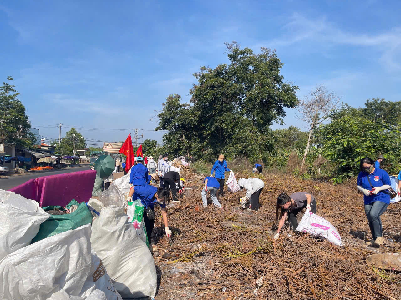 Tình nguyện viên trên cả nước đã "hô biến” hàng trăm bãi rác tự phát dọc khắp 63 tỉnh thành và các đảo trở nên sạch sẽ.