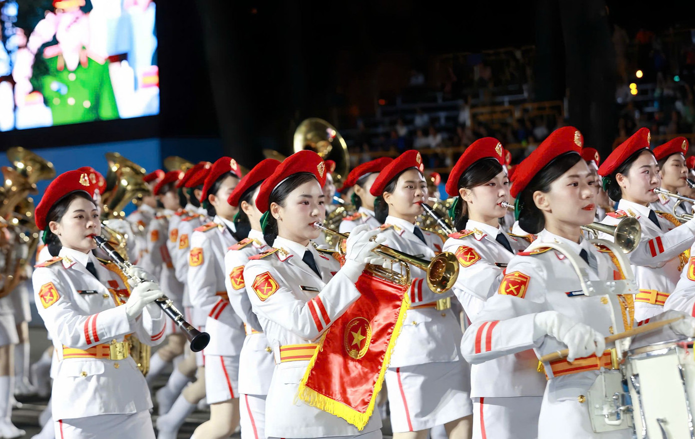 Nhạc công Phùng Minh Hằng trong quá trình hợp luyện diễu binh, diễu hành. Ảnh: NVCC