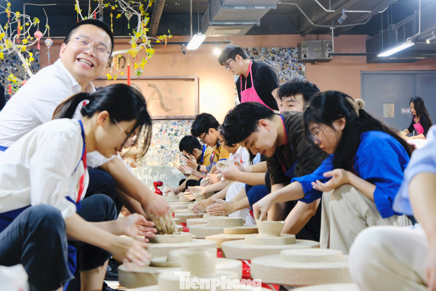 Các đại biểu tự nặn, vẽ gốm từ những vật dụng thô sơ nhất.