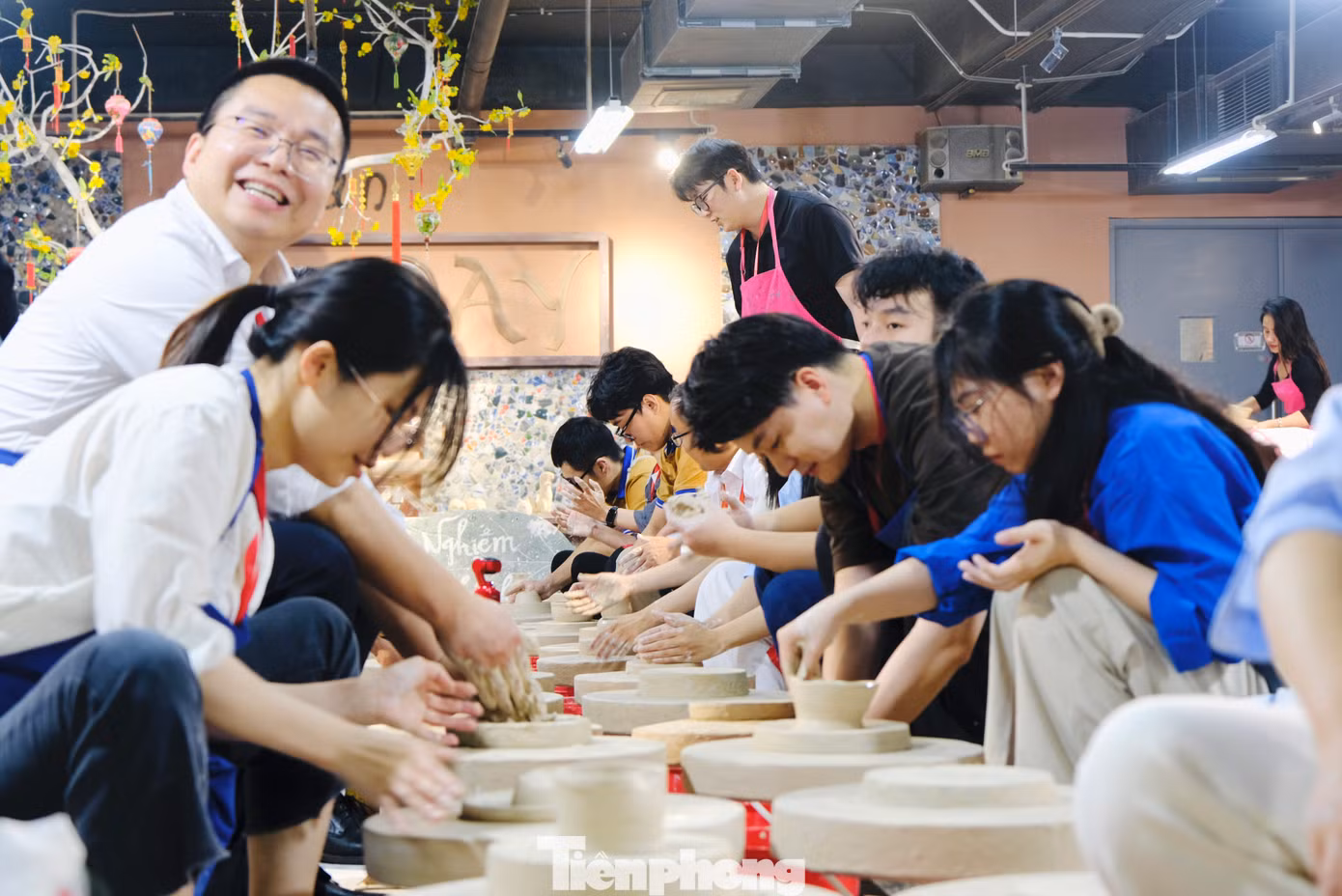 Các đại biểu tự nặn, vẽ gốm từ những vật dụng thô sơ nhất.