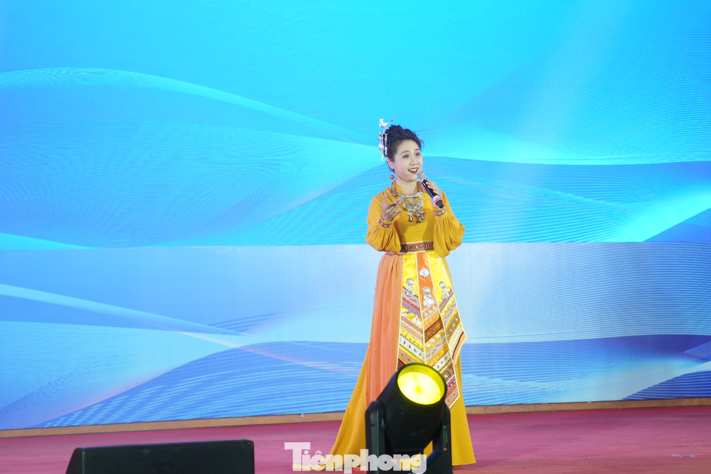 Trong khuôn khổ Lễ bế mạc, đại biểu thanh niên hai nước đã tham gia Chương trình Liên hoan văn nghệ thanh niên Việt - Trung, với các ca khúc nổi tiếng của hai nước như: Giai điệu Tổ quốc; Duyên Dáng Việt Nam; Bình thư: Tam Quốc - Tam anh chiến Lữ Bố; Múa Trung Quốc: “Hoa Mẫu Đơn”… Trong khuôn khổ Lễ bế mạc, đại biểu thanh niên hai nước đã tham gia Chương trình Liên hoan văn nghệ thanh niên Việt - Trung, với các ca khúc nổi tiếng của hai nước như: Giai điệu Tổ quốc; Duyên Dáng Việt Nam; Bình thư: Tam Quốc - Tam anh chiến Lữ Bố; Múa Trung Quốc: “Hoa Mẫu Đơn”…