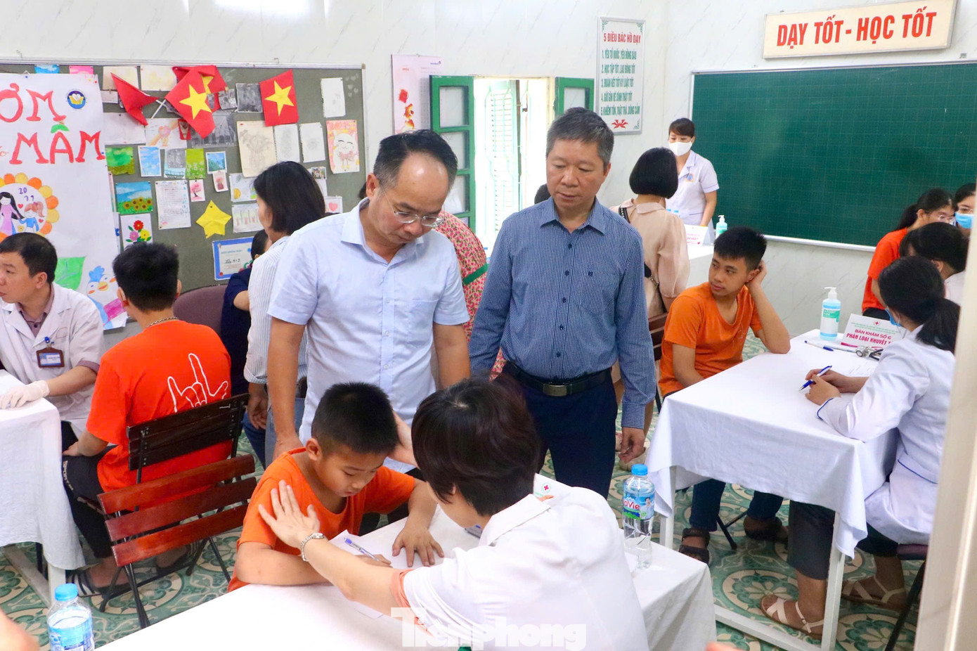 Các em học sinh Trường THCS Dân lập dạy trẻ câm điếc Hà Nội được khám sàng lọc sức khoẻ miễn phí trong khuôn khổ Tháng Nhân đạo. Các em học sinh Trường THCS Dân lập dạy trẻ câm điếc Hà Nội được khám sàng lọc sức khoẻ miễn phí trong khuôn khổ Tháng Nhân đạo.