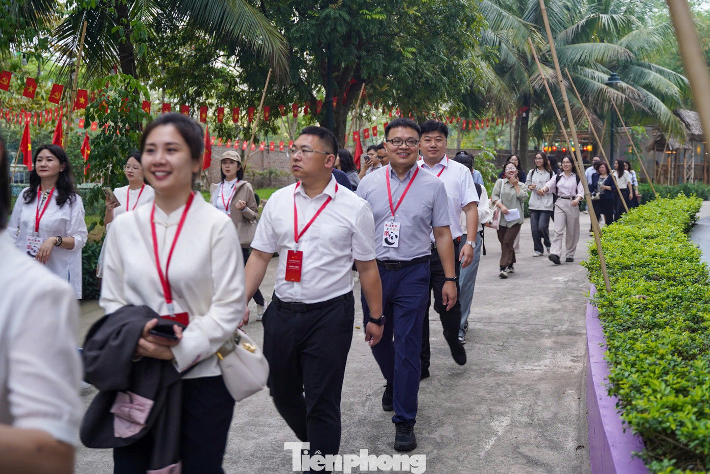 Hơn 70 đại biểu thanh niên Trung Quốc đã tham gia trải nghiệm chợ quê tại Tinh hoa Bắc Bộ - nằm trong Tổ hợp vui chơi và văn hóa Baara Land tọa lạc ngay dưới chân núi Chùa Thầy (xã Sài Sơn, Quốc Oai, Hà Nội). Hơn 70 đại biểu thanh niên Trung Quốc đã tham gia trải nghiệm chợ quê tại Tinh hoa Bắc Bộ - nằm trong Tổ hợp vui chơi và văn hóa Baara Land tọa lạc ngay dưới chân núi Chùa Thầy (xã Sài Sơn, Quốc Oai, Hà Nội).